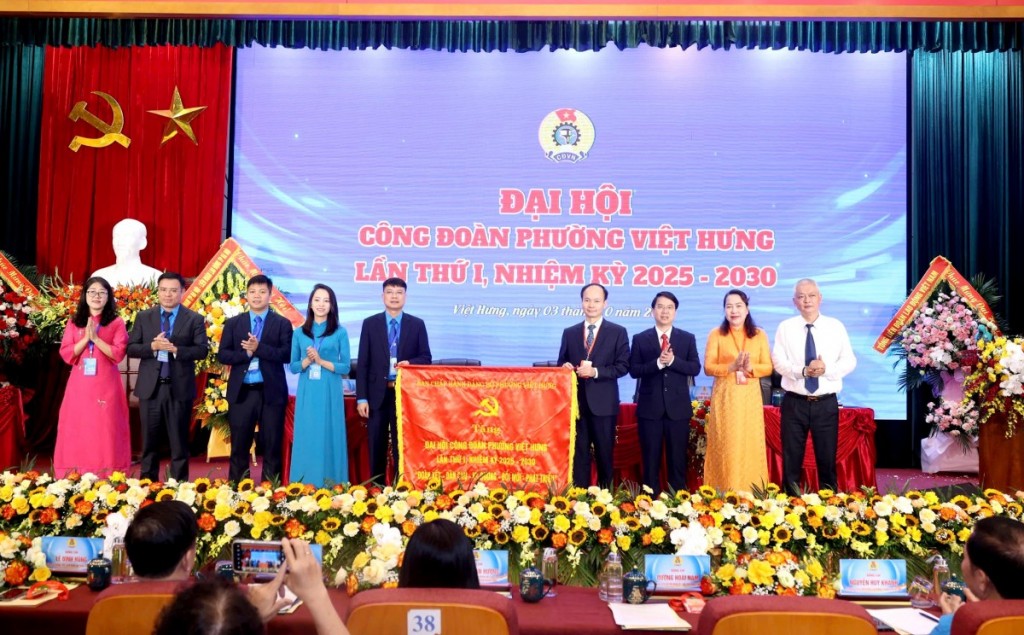 Bí thư Đảng ủy, Chủ tịch Hội đồng nhân dân phường Việt Hưng Đường Hoài Nam và các đồng chí trong Ban Thường vụ Đảng ủy tặng bức trướng chúc mừng Đại hội.