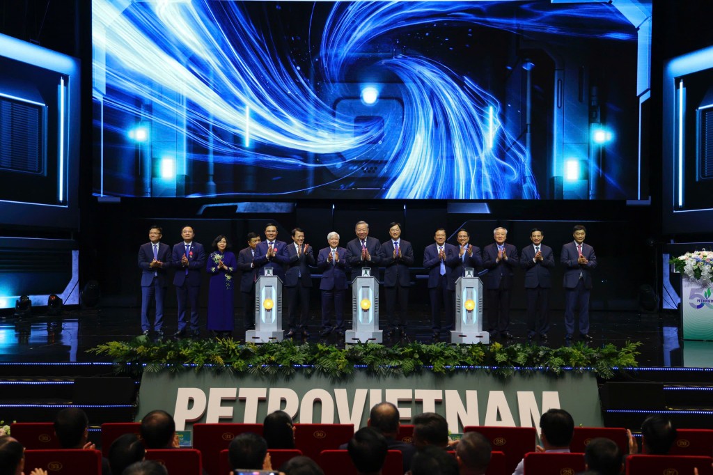 Tổng Bí thư Tô Lâm, Thủ tướng Chính phủ Phạm Minh Chính và các đại biểu chứng kiến Lễ khởi động Chương trình STEM Innovation Petrovietnam - Kiến tạo tương lai xanh