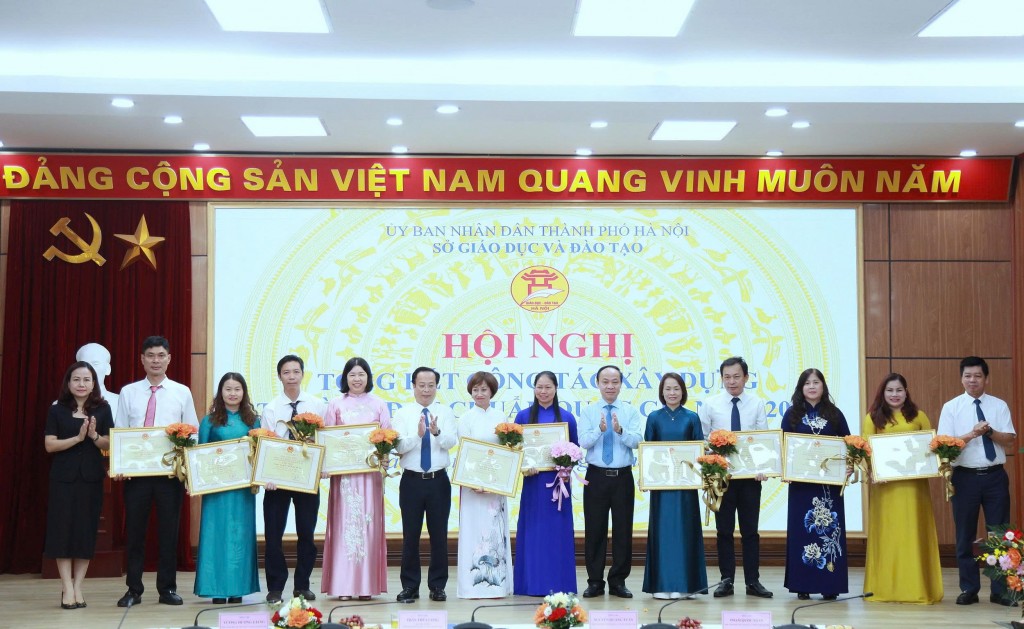 Các đồng chí trong Ban Giám đốc Sở GD&ĐT Hà Nội trao bằng công nhận đạt chuẩn quốc gia cho các đơn vị