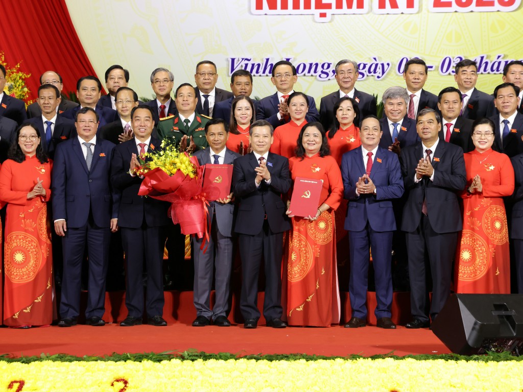 Bí thư Trung ương Đảng, Chánh án Tòa án nhân dân tối cao, trao quyết định của Bộ Chính trị chỉ định Bí thư, các Phó bí thư cùng Ban Thường vụ, Ban Chấp hành Đảng bộ tỉnh Vĩnh Long nhiệm kỳ 2025-2030