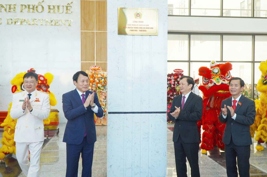 Công an TP Huế tổ chức lễ gắn biển trụ sở làm việc mới