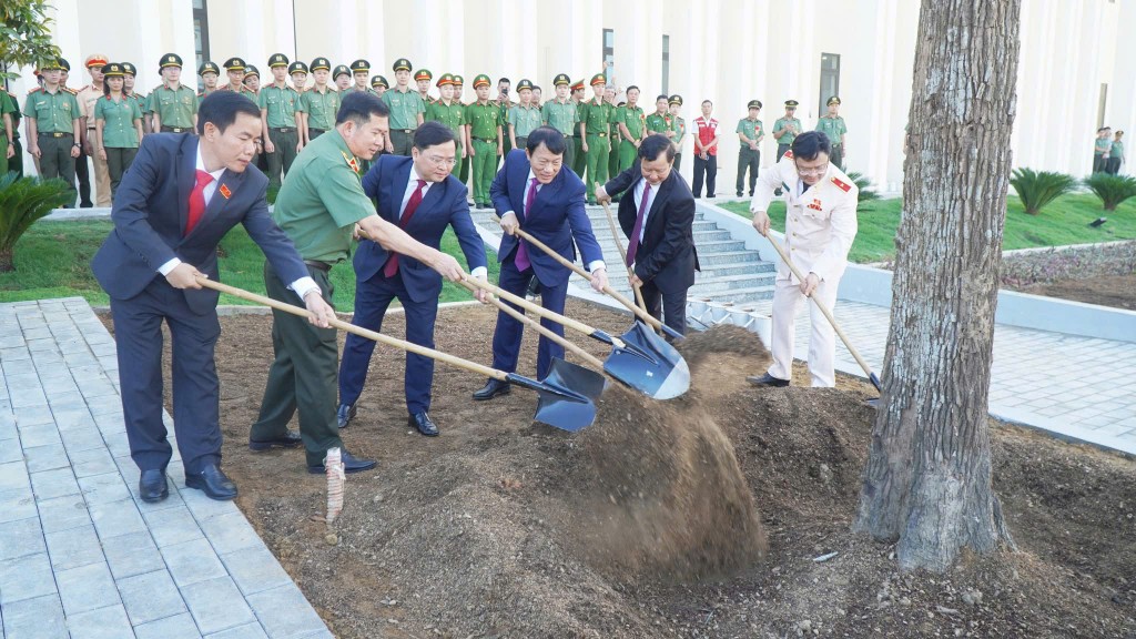 Các đại biểu trồng cây lưu niệm tại trụ sở 