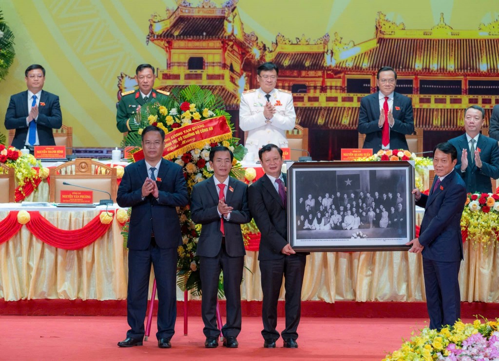 Ủy viên Bộ Chính trị, Bộ trưởng Bộ Công an Lương Tam Quang tặng bức ảnh “Chủ tịch Hồ Chí Minh với Đoàn Ca kịch Huế tại Phủ Chủ tịch năm 1960”, chúc mừng Đại hội