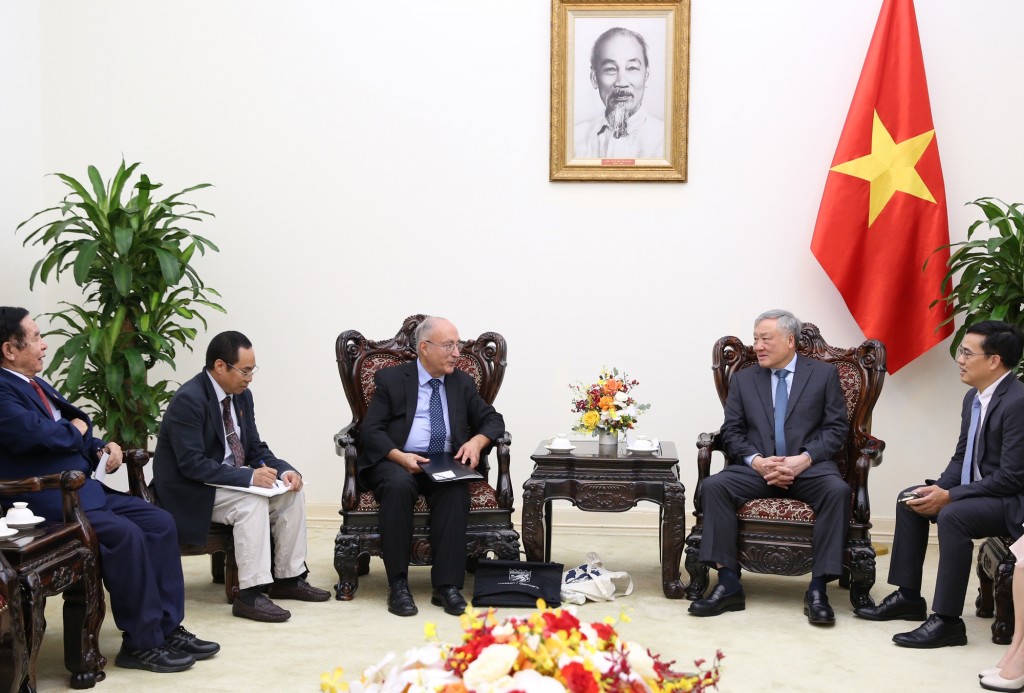 Tiến sĩ Kambiz Ghawami trao đổi, chia sẻ một số thông tin doanh nghiệp Đức mong muốn tìm hiểu cơ hội hợp tác đầu tư tại Việt Nam - Ảnh: VGP/Nguyễn Hoàng