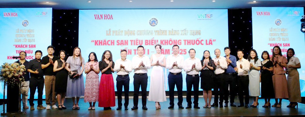 Các vị đại biểu chụp ảnh lưu niệm tại Lễ phát động Các vị đại biểu chụp ảnh lưu niệm tại Lễ phát động