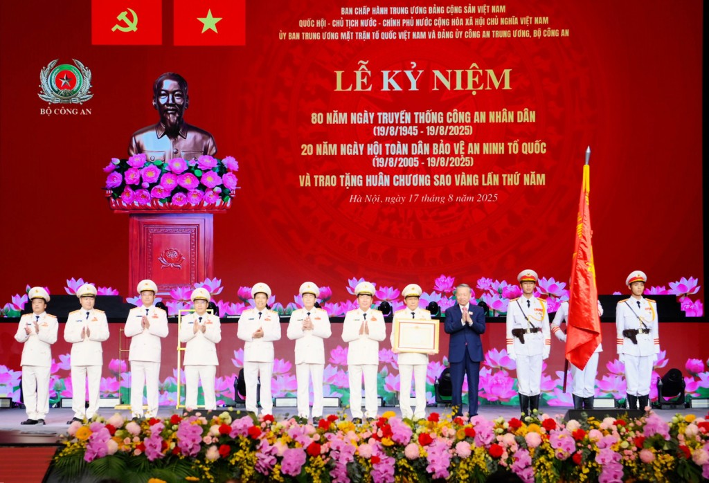 Tổng Bí thư Tô Lâm trao Huân chương Sao vàng lần thứ 5 tặng lực lượng Công an nhân dân, tại Lễ kỷ niệm 80 năm Ngày truyền thống Công an nhân dân và 20 năm Ngày hội toàn dân bảo vệ an ninh Tổ quốc.