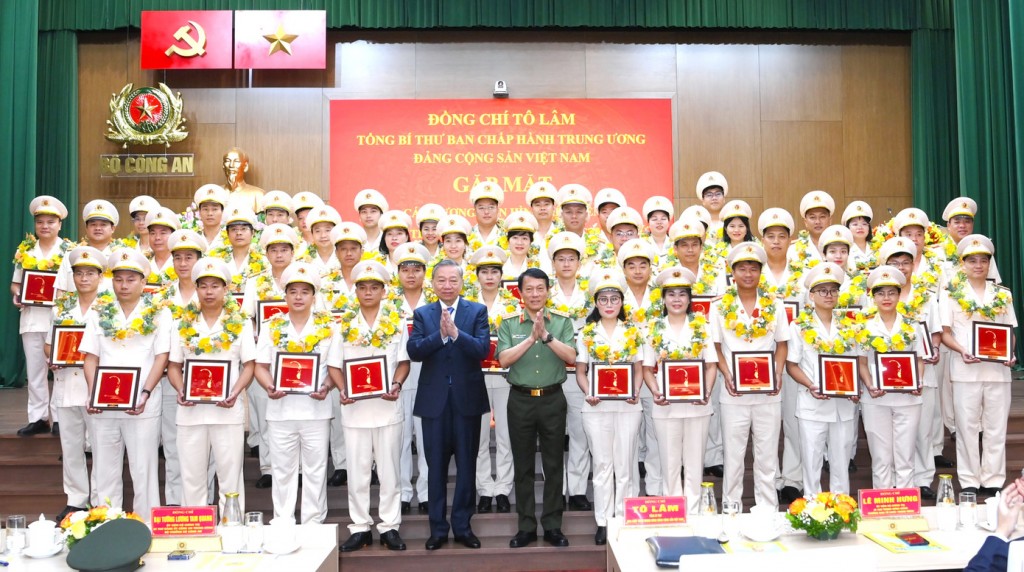 Tổng Bí thư Tô Lâm gặp mặt gương điển hình tiên tiến trong lực lượng Công an nhân dân.