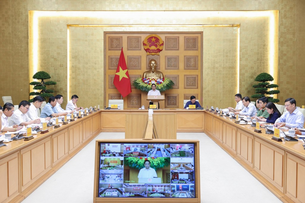 Thủ tướng Phạm Minh Chính chủ trì cuộc họp của Thường trực Chính phủ trực tuyến với các địa phương về công tác khắc phục hậu quả cơn bão số 10 và mưa lũ sau bão - Ảnh: VGP/Nhật Bắc