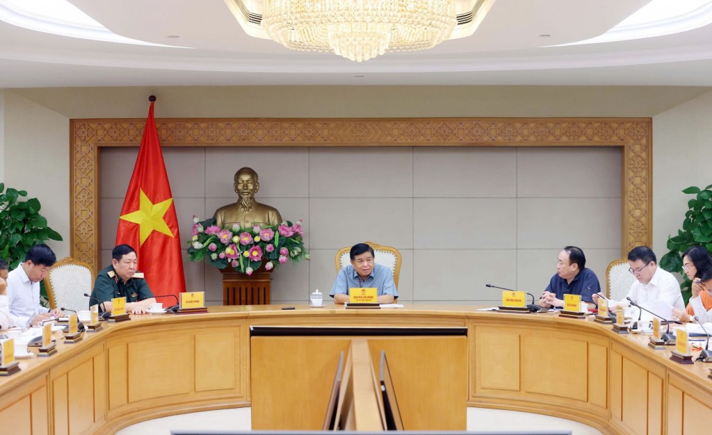 Phó Thủ tướng đề nghị các bộ, cơ quan liên quan triển khai nhanh, tích cực các dự án, qua đó tiếp tục góp phần vun đắp mối quan hệ tốt đẹp Việt Nam - Lào - Ảnh: VGP/Thu Sa