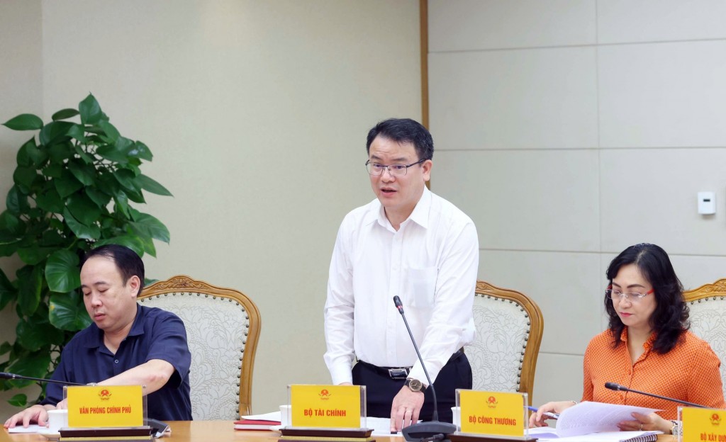 Thứ trưởng Bộ Tài chính Trần Quốc Phương phát biểu tại cuộc họp - Ảnh: VGP/Thu Sa