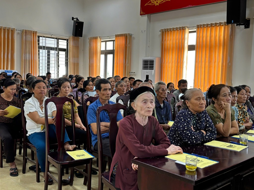 Đông đảo bà con Nhân dân các xã Tam Hưng, Dân Hoà, Bình Minh tham gia diễn đàn