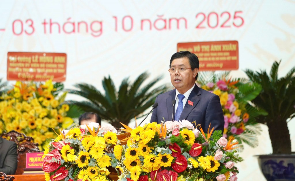 Đồng chí Nguyễn Tiến Hải, Ủy viên Ban Chấp hành Trung ương Đảng, Bí thư Tỉnh ủy An Giang, thay mặt Đoàn Chủ tịch gợi ý thảo luận, tham luận