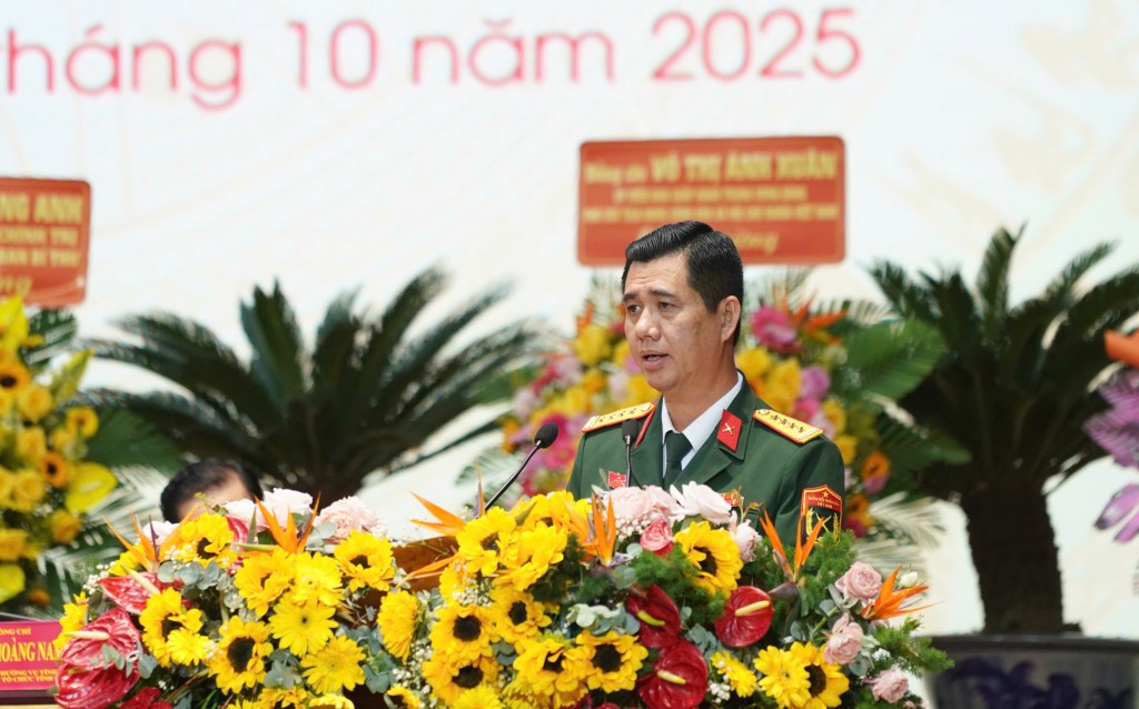 Đại tá Huỳnh Văn Khởi, Phó Bí thư Thường trực Đảng ủy, Chính ủy Bộ Chỉ huy quân sự tỉnh An Giang trình bày tham luận