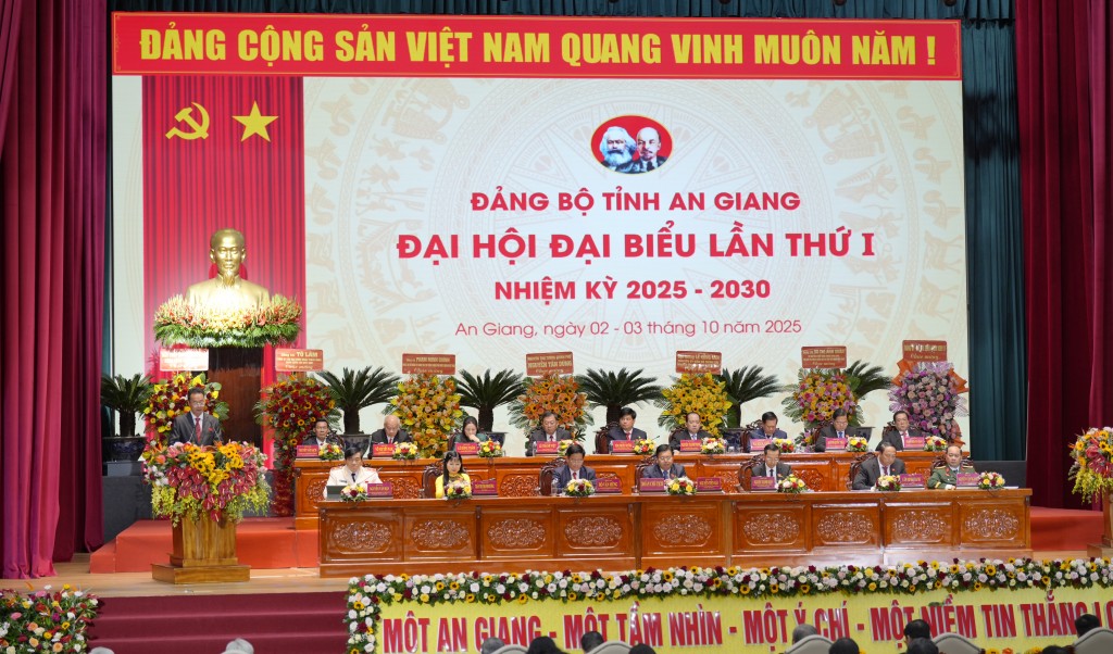 Đoàn Chủ tịch điều hành phiên họp chiều này