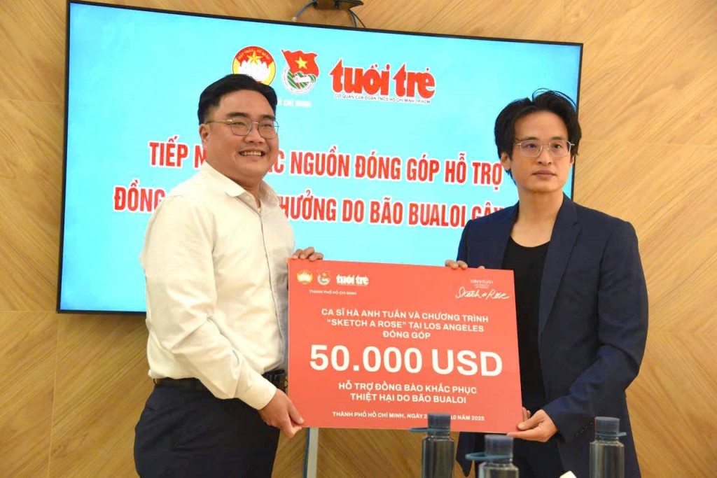 Ca sĩ Hà Anh Tuấn trao 1,3 tỷ đồng cho đại diện Thành đoàn TP Hồ Chí Minh để trao tặng đến đồng bào bị ảnh hưởng bởi bão số 10