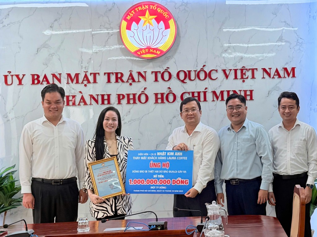 Ca sĩ - diễn viên Nhật Kim Anh trao tặng 1 tỷ đồng cho đồng bào bị ảnh hưởng bởi bão số 10