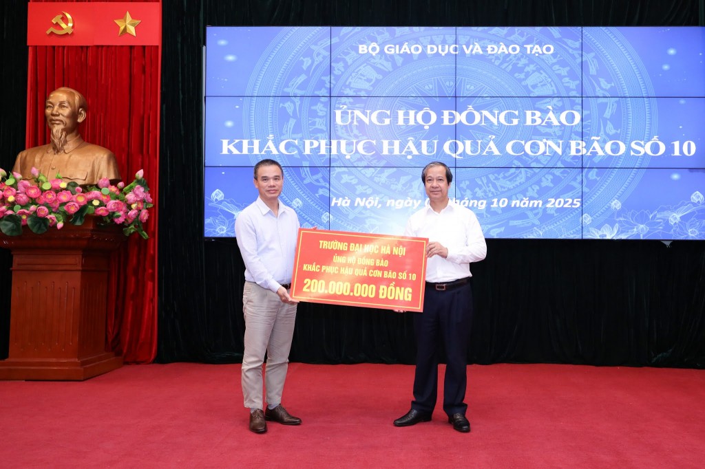 Bộ trưởng Bộ GD&amp;ĐT Nguyễn Kim Sơn tiếp nhận ủng hộ của các đơn vị