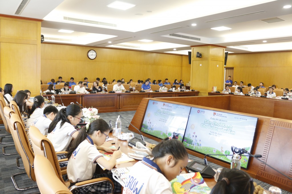 Lễ phát động Cuộc thi vẽ tranh “Sân chơi xanh cho tương lai em” đã thu hút sự tham gia của đông đảo học sinh, phụ huynh và đoàn viên thanh niên