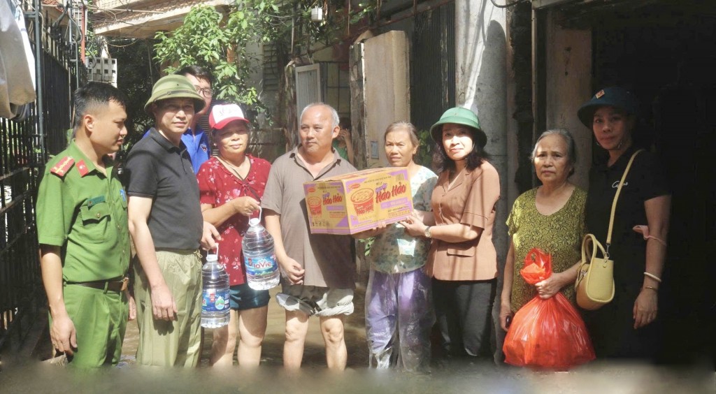 Đoàn công tác do đồng chí Hoàng Thị Thúy Hằng - Bí thư Đảng ủy, Chủ tịch HĐND phường Tây Mỗ dẫn đầu đến thăm các hộ dân ở tổ dân phố Phượng
