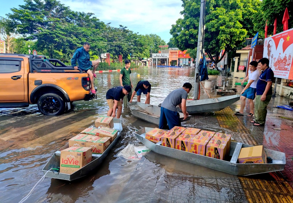 Lực lượng thanh niên, dân quân tự vệ phường chuẩn bị các nhu yếu phẩm hỗ trợ các gia đình bị ngập