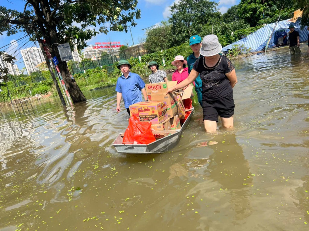 Phó Bí thư Đảng ủy, Chủ tịch UBND phường Tây Mỗ Trần Thanh Hải dẫn đầu đoàn công tác thăm hỏi các hộ dân ở tổ dân phố Dộc