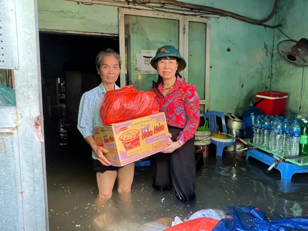 Phó Bí thư Thường trực Đảng ủy phường Tây Mỗ Đỗ Thị Thúy Hà cùng các cán bộ đến thăm hỏi động viên các hộ dân ở tổ dân phố Dưới
