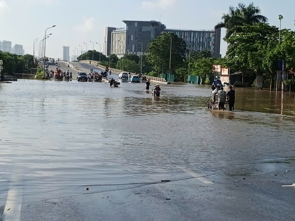 Khu vực cầu vượt đường 70 vẫn bị ngập sâu