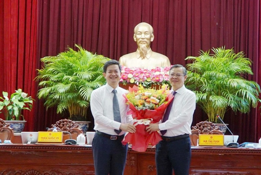 Ông Lê Quang Tùng (trái) - Bí thư Thành ủy Cần Thơ tặng hoa mừng ông Trương Cảnh Tuyên - tân Chủ tịch UBND TP. Cần Thơ.