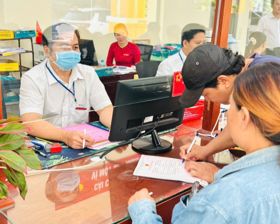 Người dân làm thủ tục hành chính tại Trung tâm Hành chính công phường Tây Nam