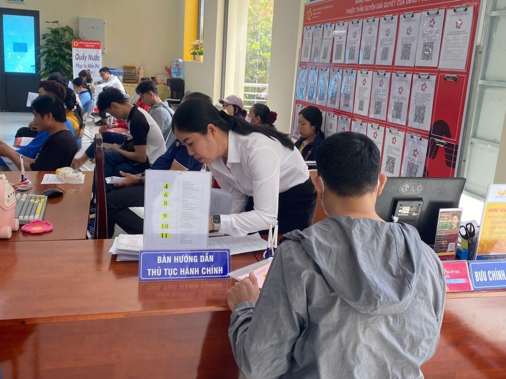 Người dân được cán bộ phường Tây Nam hướng dẫn tận tình