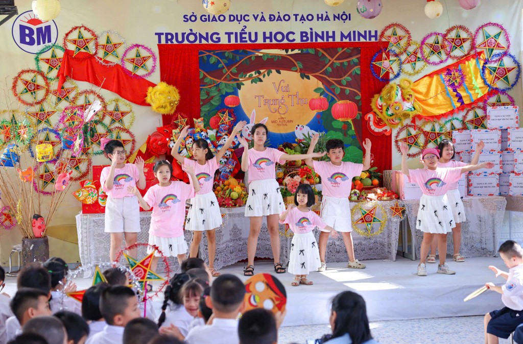 Các em nhỏ trường Tiểu học Bình Minh vui hội Trăng rằm. (Ảnh: Thanh Tùng)
