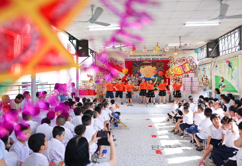 Nhà trường mang trọn vẹn niềm vui Trung thu đến cho các em nhỏ. (Ảnh: Thanh Tùng) Nhà trường mang trọn vẹn niềm vui Trung thu đến cho các em nhỏ. (Ảnh: Thanh Tùng)