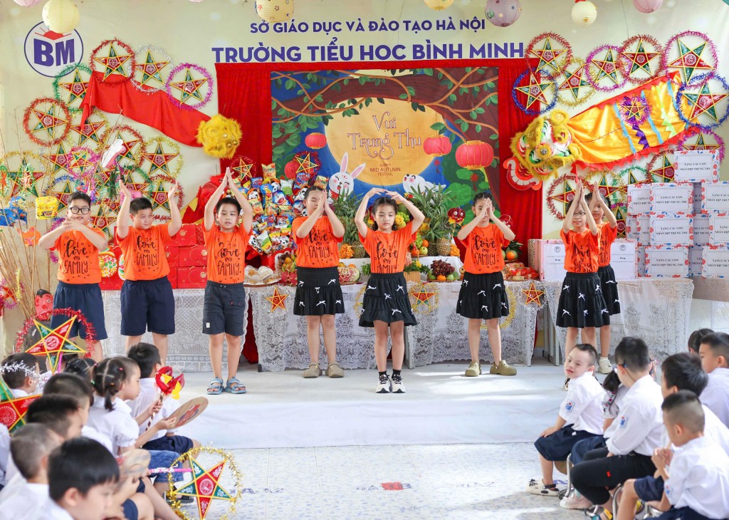 Các em học sinh tự tin biểu diễn múa, hát. (Ảnh: Thanh Tùng)