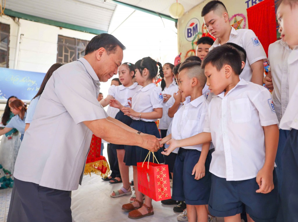 Các em nhỏ hạnh phúc đón nhận sự quan tâm của phụ huynh