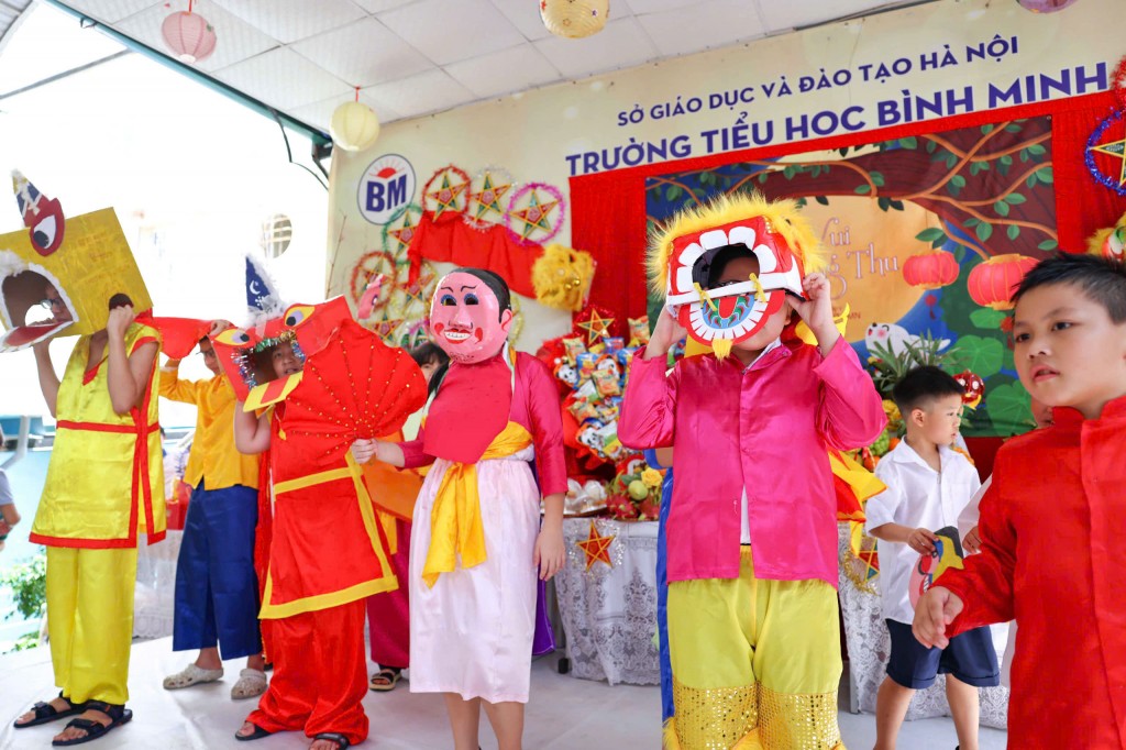 Các em học sinh thích thú trong màn múa lân. (Ảnh: Thanh Tùng) Các em học sinh thích thú trong màn múa lân. (Ảnh: Thanh Tùng)