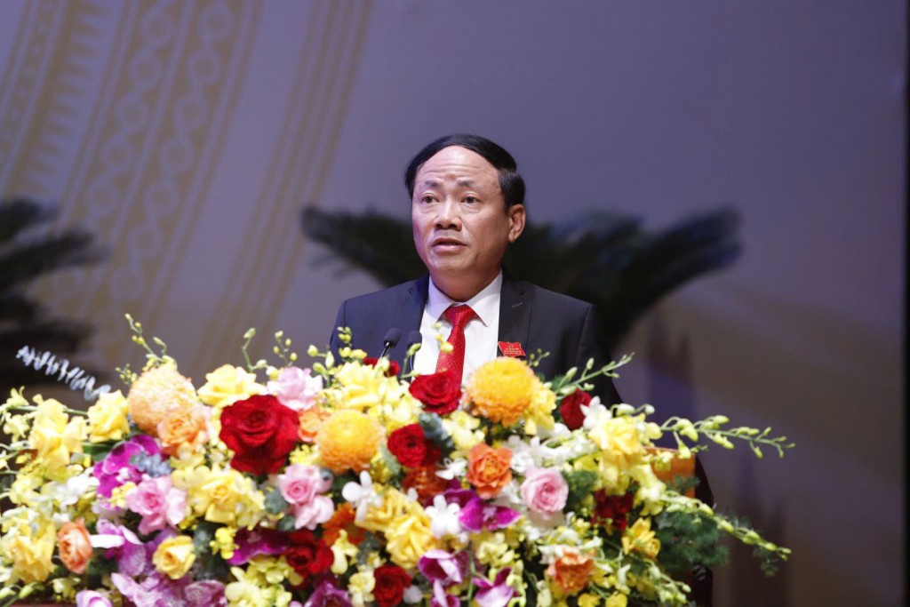 Phó Bí thư Tỉnh ủy, Chủ tịch UBND tỉnh Gia Lai Phạm Anh Tuấn trình bày báo cáo chính trị