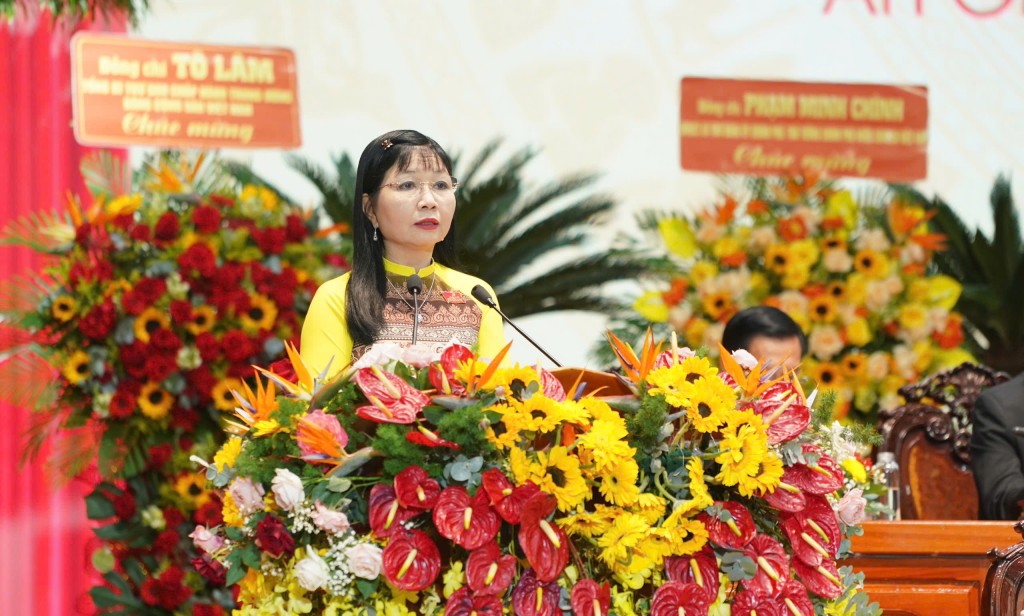 Phó Bí thư Tỉnh ủy, Chủ tịch Ủy ban MTTQ Việt Nam tỉnh Trần Thị Thanh Hương trình bày tóm tắt báo cáo tổng hợp ý kiến đóng góp của cán bộ, đảng viên và Nhân dân đối với dự thảo văn kiện trình Đại hội Phó Bí thư Tỉnh ủy, Chủ tịch Ủy ban MTTQ Việt Nam tỉnh Trần Thị Thanh Hương trình bày tóm tắt báo cáo tổng hợp ý kiến đóng góp của cán bộ, đảng viên và Nhân dân đối với dự thảo văn kiện trình Đại hội