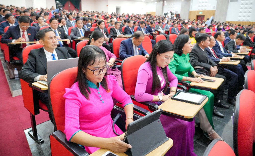 Đại biểu dự đại hội nghiên cứu, thảo luận trên thiết bị điện tử Đại biểu dự đại hội nghiên cứu, thảo luận trên thiết bị điện tử