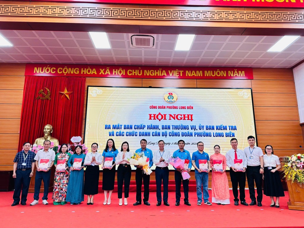 Lãnh đạo Đảng ủy phường Việt Hưng trao Quyết định cho Ban Chấp hành Công đoàn phường