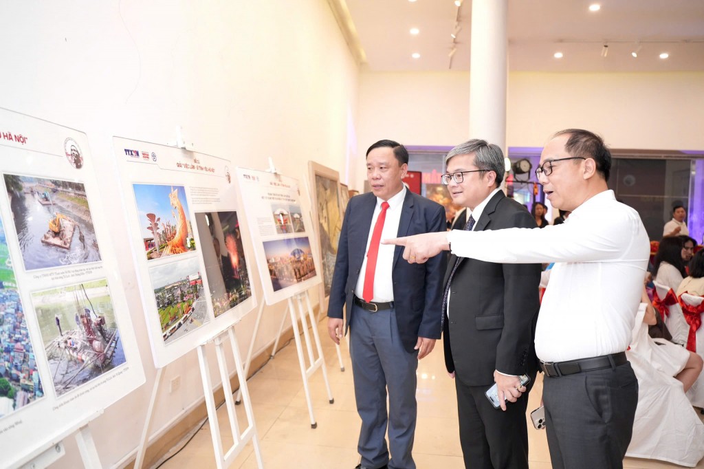 Các vị đại biểu tham quan triển lãm những đề cử của giải thưởng năm nay