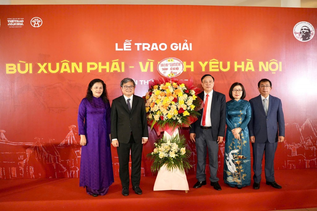 Đồng chí Trương Việt Dũng - Thành ủy viên, Phó Chủ tịch UBND thành phố Hà Nội tặng hoa chúc mừng Lễ trao giải Bùi Xuân Phái - Vì tình yêu Hà Nội