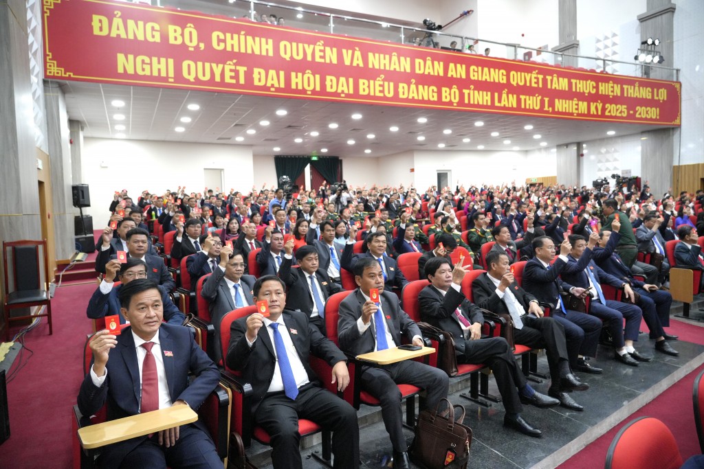 Đại biểu biểu quyết thông qua Nghị quyết Đại hội Đảng bộ tỉnh lần thứ I, nhiệm kỳ 2025 - 2030