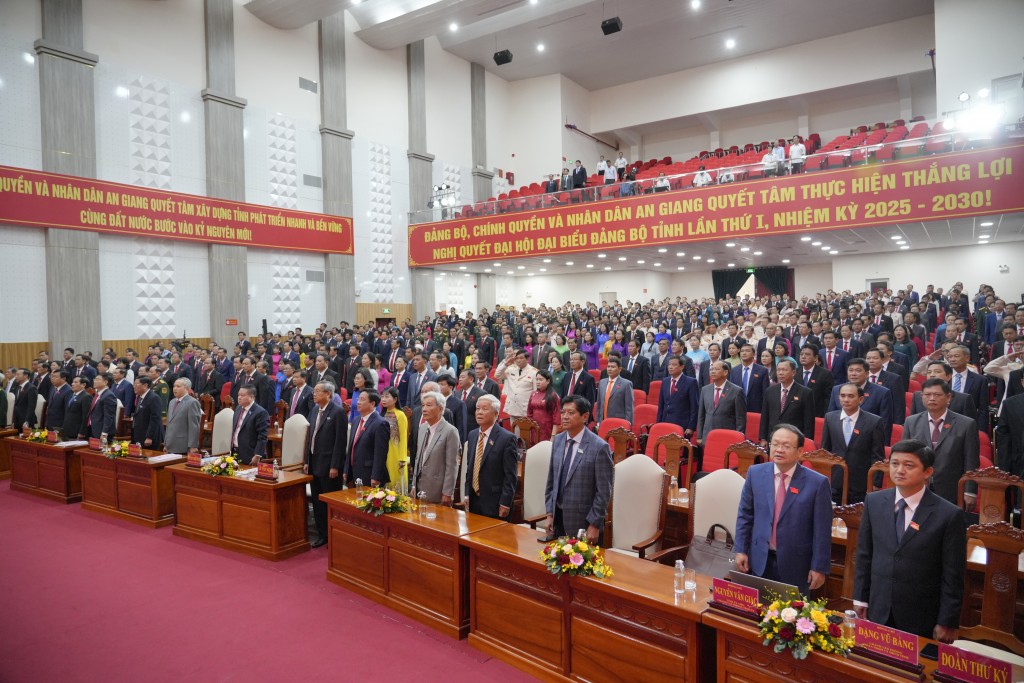 Các đại biểu thực hiện nghi thức chào cờ bế mạc đại hội