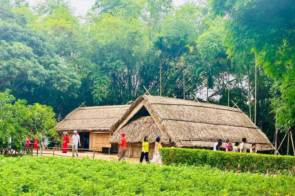 Ngôi nhà tranh đơn sơ tại làng Sen, quê hương Chủ tịch Hồ Chí Minh, điểm đến linh thiêng của hàng triệu lượt du khách mỗi năm.