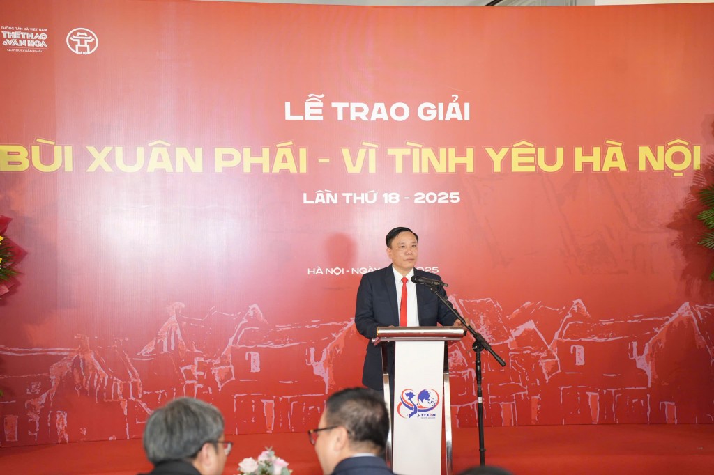 nhà báo Nguyễn Thiện Thuật - Tổng biên tập báo Thể thao và Văn hóa, Trưởng BTC phát biểu khai mạc Lễ trao giải