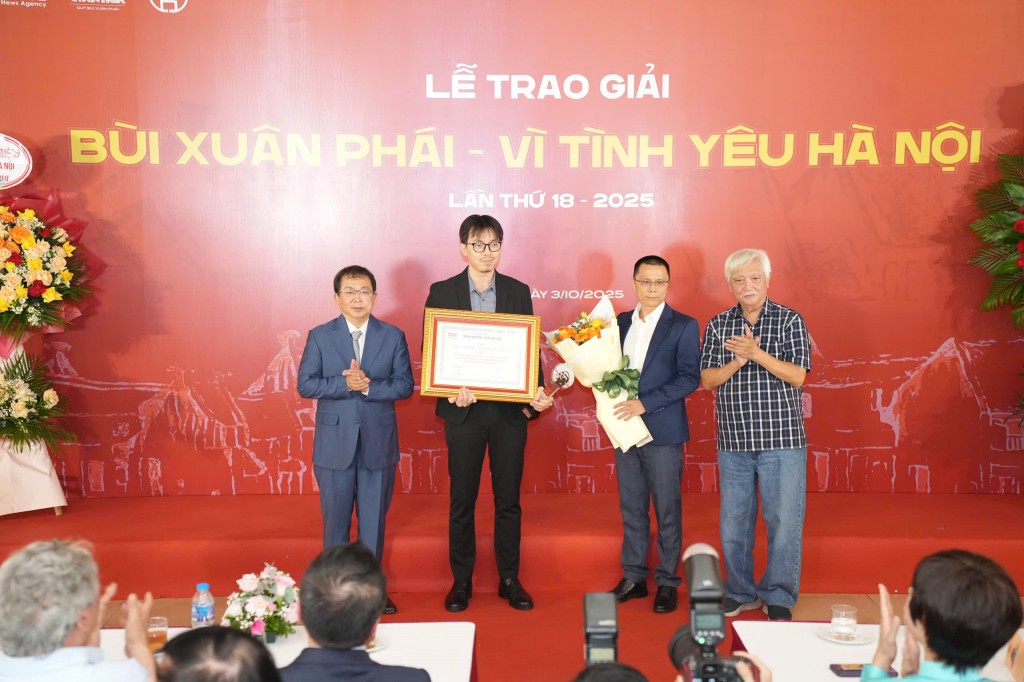 Ban Tổ chức trao giải Ý tưởng - Vì tình yêu Hà Nội