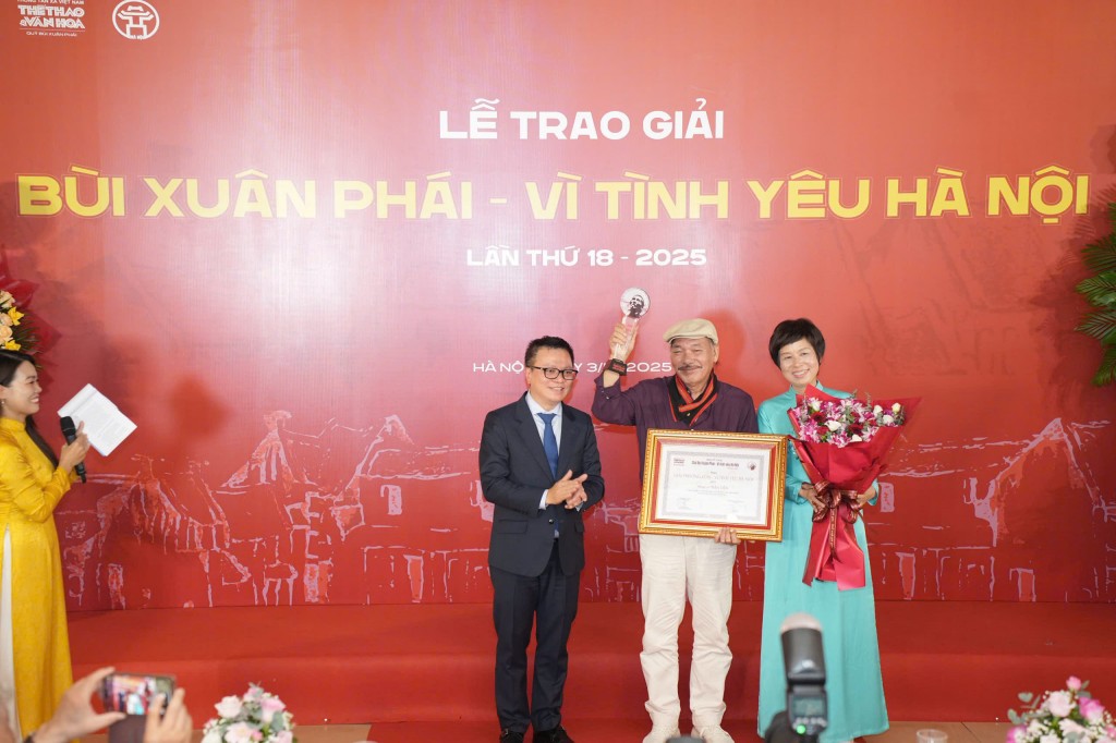 Nhà báo Lê Quốc Minh và nhà báo Vũ Việt Trang trao giải thưởng Lớn - Vì tình yêu Hà Nội tới nhạc sĩ Trần Tiến