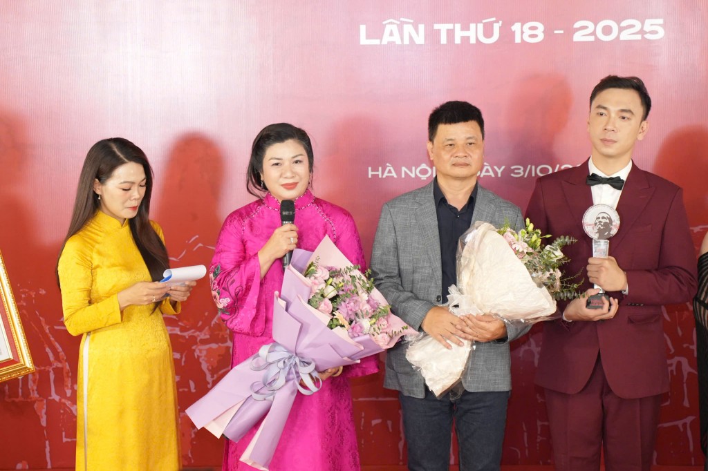 Tổng đạo diễn - NSƯT Cao Ngọc Ánh phát biểu sau khi nhận giải