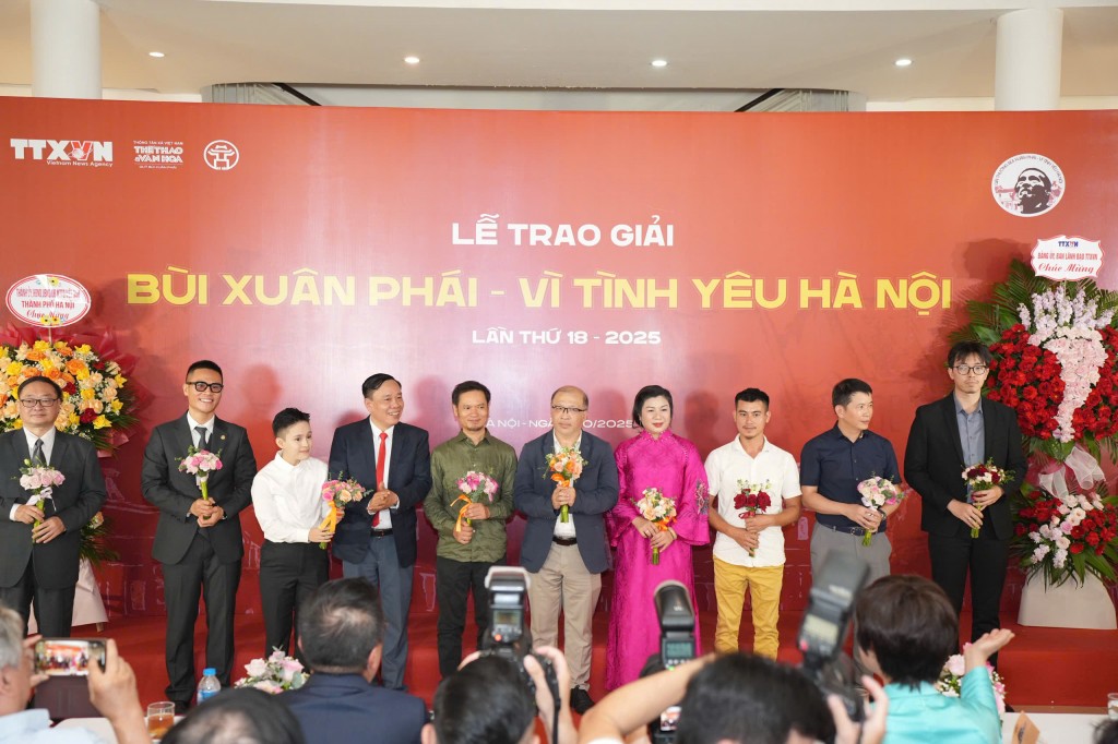 Ban Tổ chức trao chứng nhận đề cử Giải thưởng Bùi Xuân Phái - Vì tình yêu Hà Nội