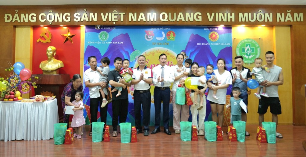 Mang Trung thu đến với các em nhỏ tại Bệnh viện Đa khoa Gia Lâm Mang Trung thu đến với các em nhỏ tại Bệnh viện Đa khoa Gia Lâm